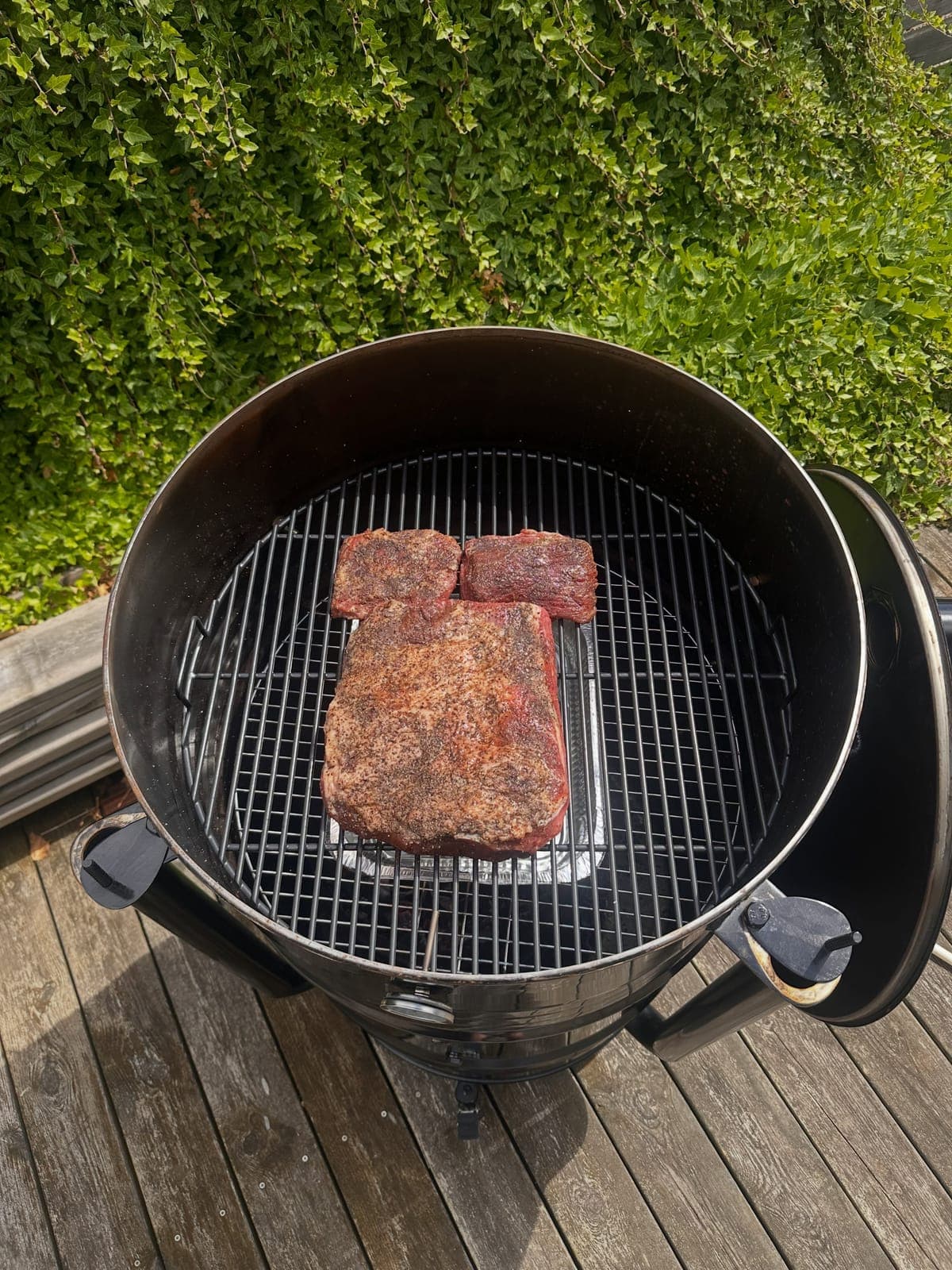 Rök stiger från grillen under BBQ-tävling