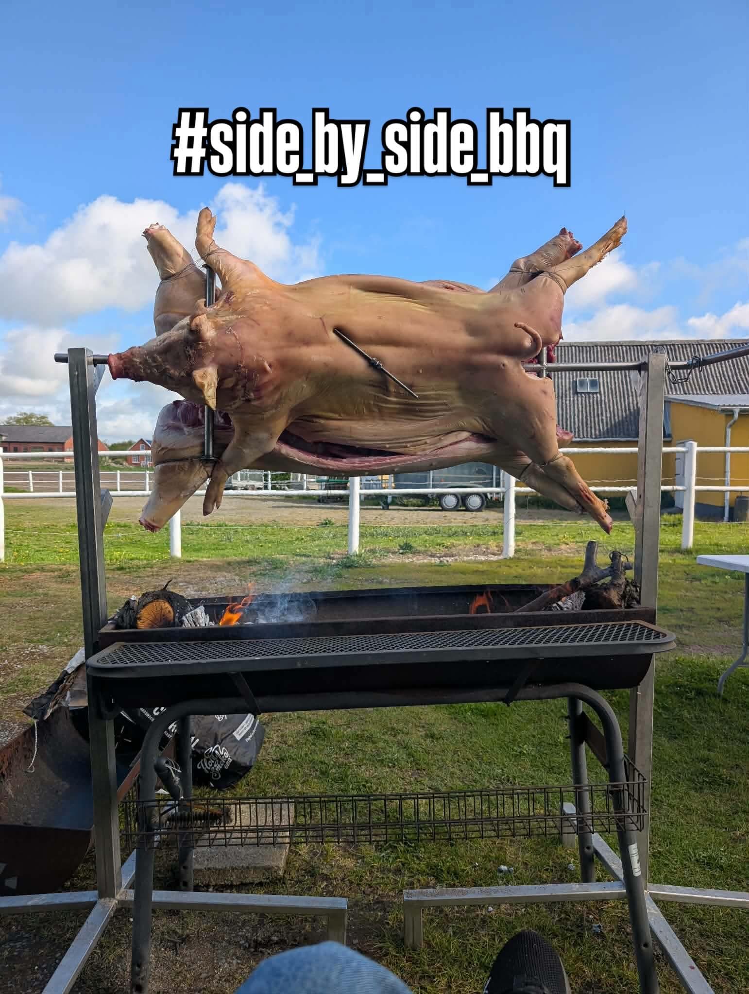 Hel gris — Side by Side BBQ